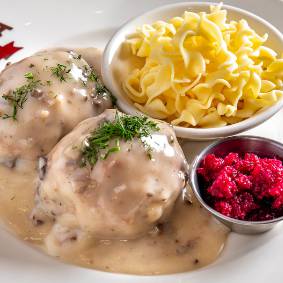 stuffed cabbage wuth egg noodles and Burachky 